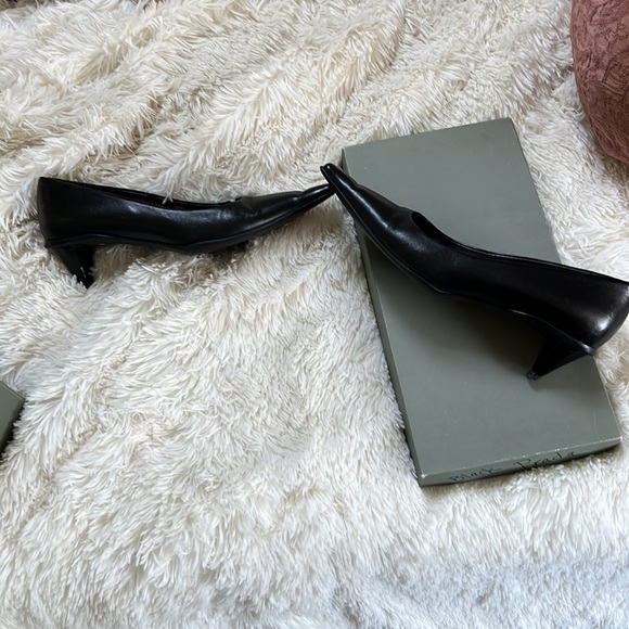 Prada blk leather kitten heels sz 7 - Picture 2 of 7